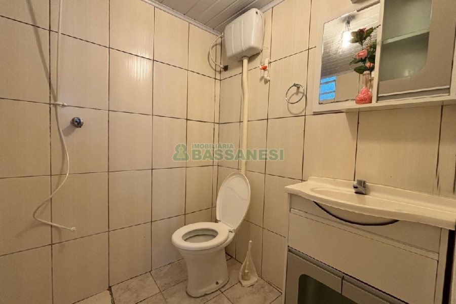Casa com 42m², 1 dormitório, 1 vaga, no bairro Centenário em Caxias do Sul para Alugar