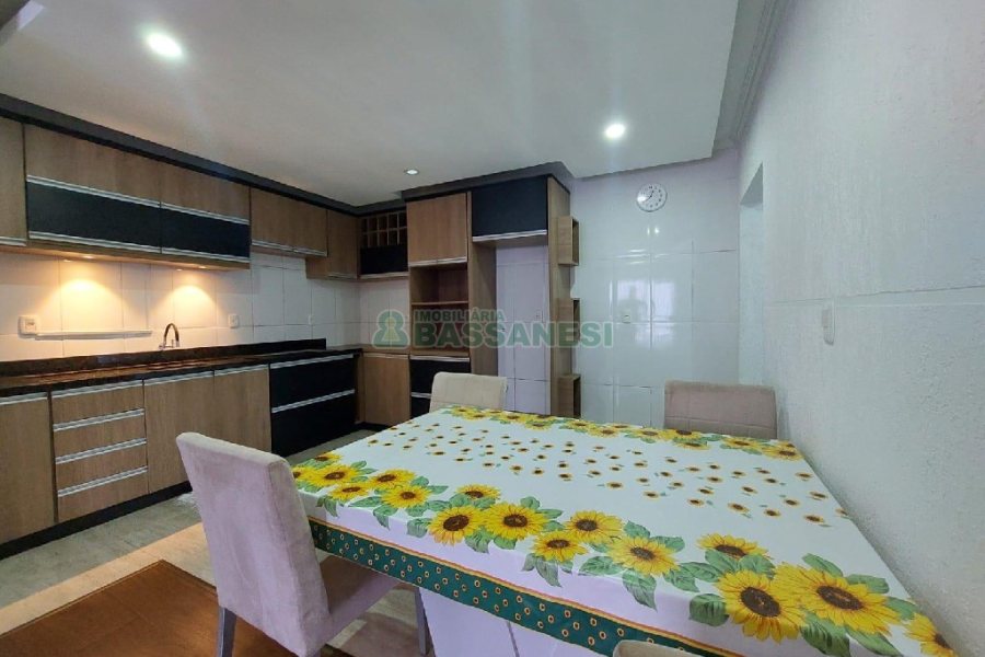 Apto Mobiliado com 55m², 2 dormitórios, 1 vaga, no bairro Vinhedos em Caxias do Sul para Comprar