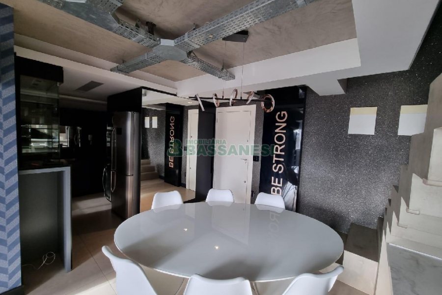 Apto Mobiliado com 84m², 1 dormitório, 2 vagas, no bairro Centro em Caxias do Sul para Alugar