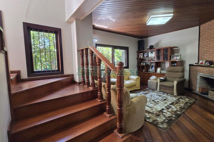 Casa com 500m², 4 dormitórios, 4 vagas, no bairro Esplanada em Caxias do Sul para Comprar