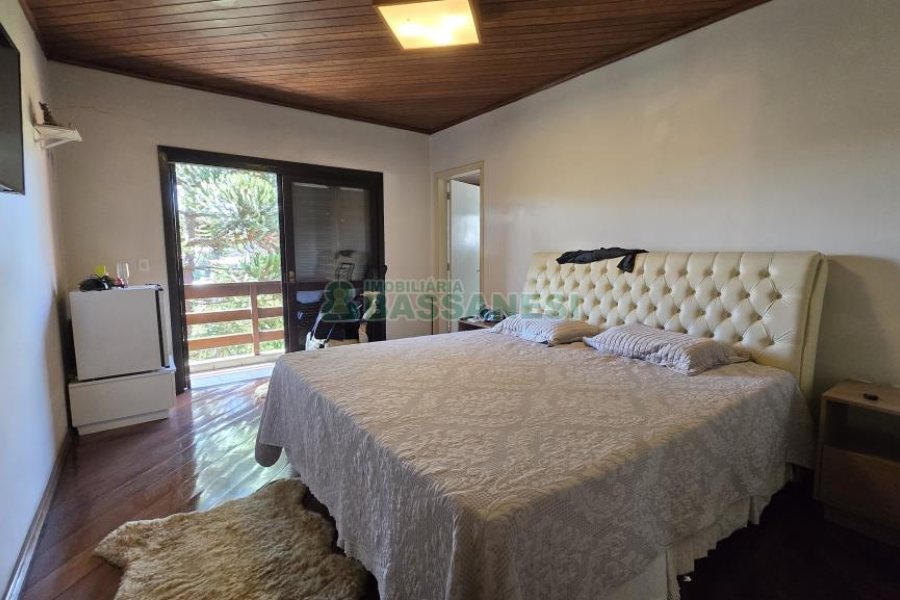 Casa com 500m², 4 dormitórios, 4 vagas, no bairro Esplanada em Caxias do Sul para Comprar