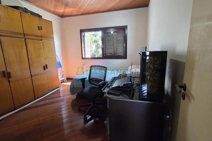 Casa com 500m², 4 dormitórios, 4 vagas, no bairro Esplanada em Caxias do Sul para Comprar