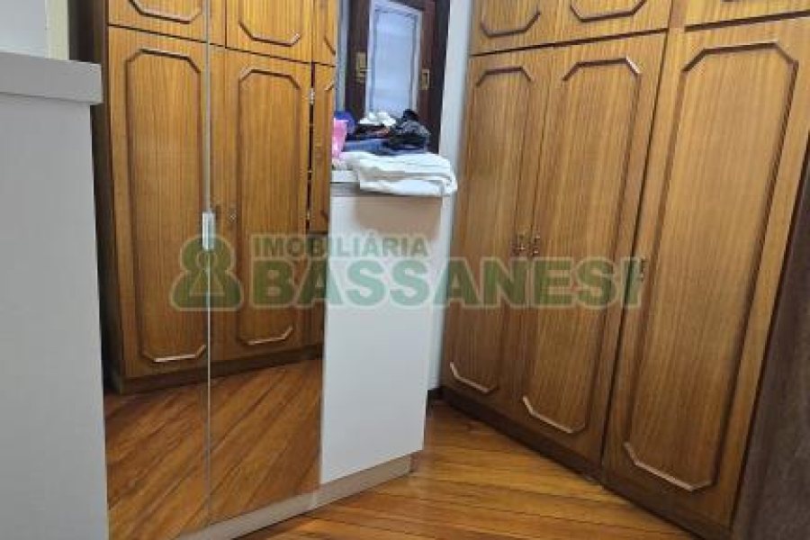 Casa com 500m², 4 dormitórios, 4 vagas, no bairro Esplanada em Caxias do Sul para Comprar