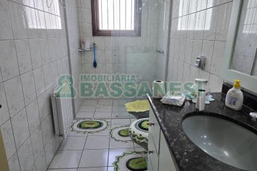 Casa com 500m², 4 dormitórios, 4 vagas, no bairro Esplanada em Caxias do Sul para Comprar