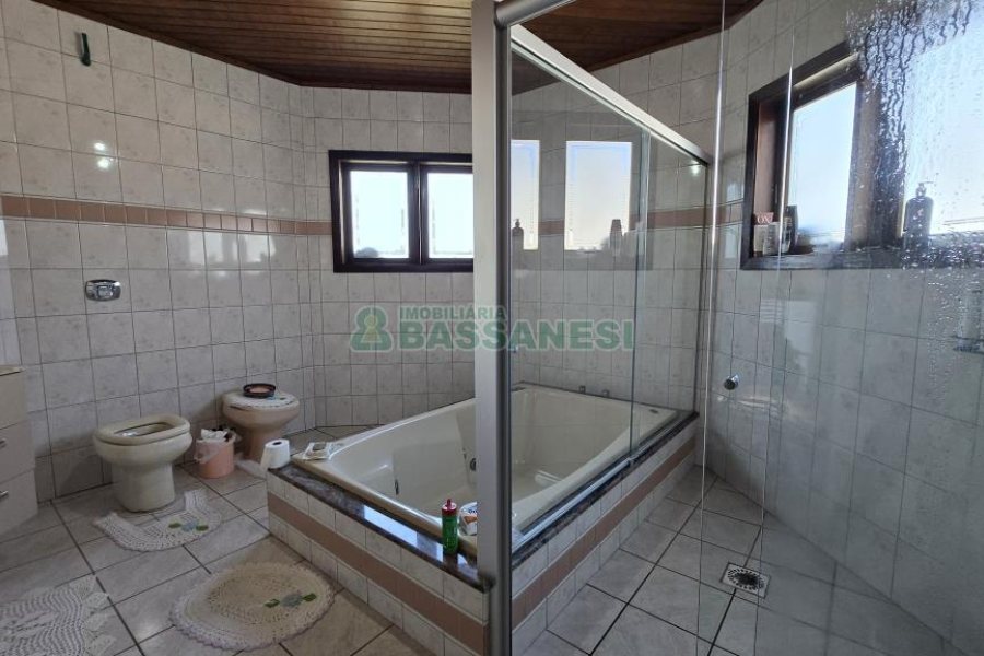 Casa com 500m², 4 dormitórios, 4 vagas, no bairro Esplanada em Caxias do Sul para Comprar