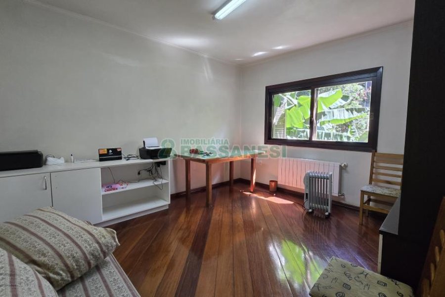 Casa com 500m², 4 dormitórios, 4 vagas, no bairro Esplanada em Caxias do Sul para Comprar