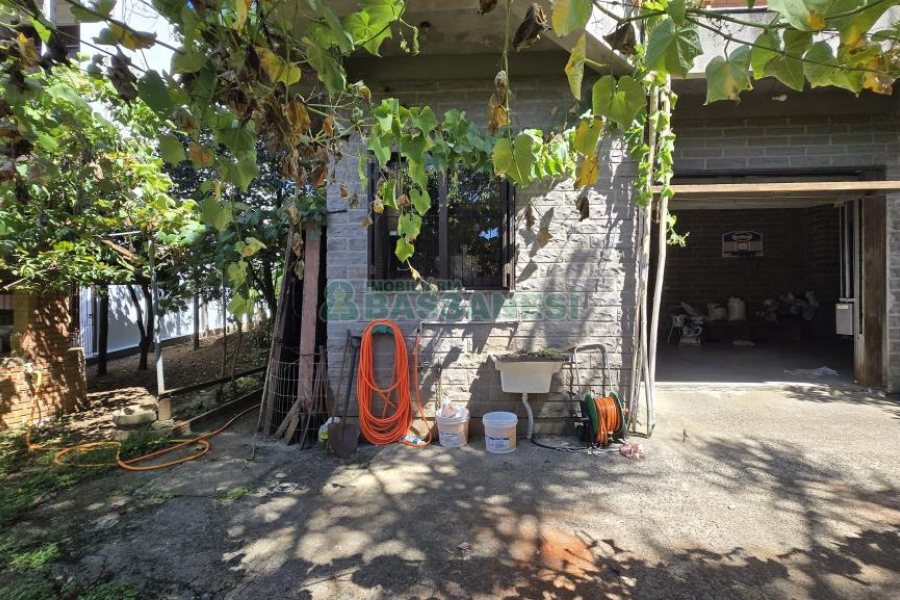 Casa com 500m², 4 dormitórios, 4 vagas, no bairro Esplanada em Caxias do Sul para Comprar