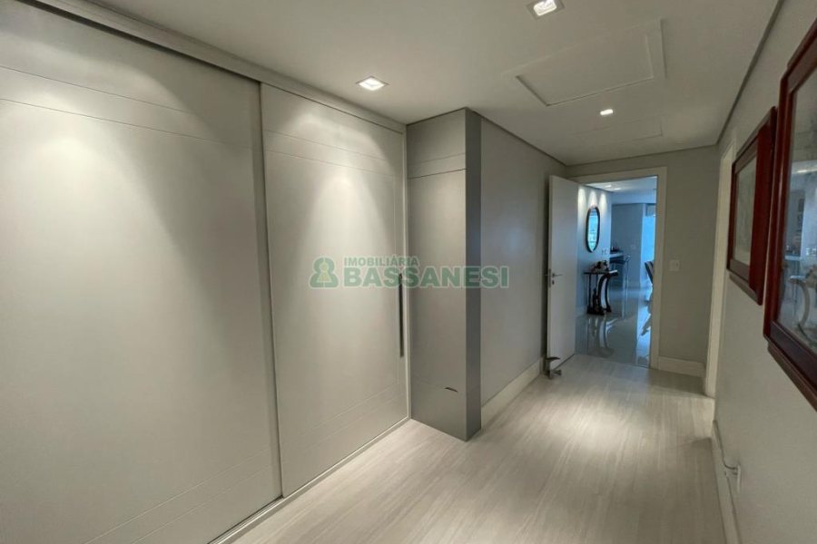 Apartamento com 230m², 3 dormitórios, 2 vagas, no bairro São Pelegrino em Caxias do Sul para Comprar