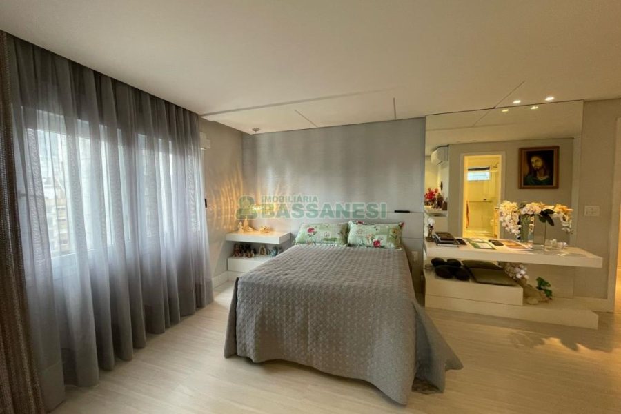 Apartamento com 230m², 3 dormitórios, 2 vagas, no bairro São Pelegrino em Caxias do Sul para Comprar