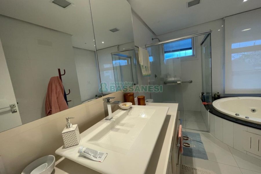 Apartamento com 230m², 3 dormitórios, 2 vagas, no bairro São Pelegrino em Caxias do Sul para Comprar