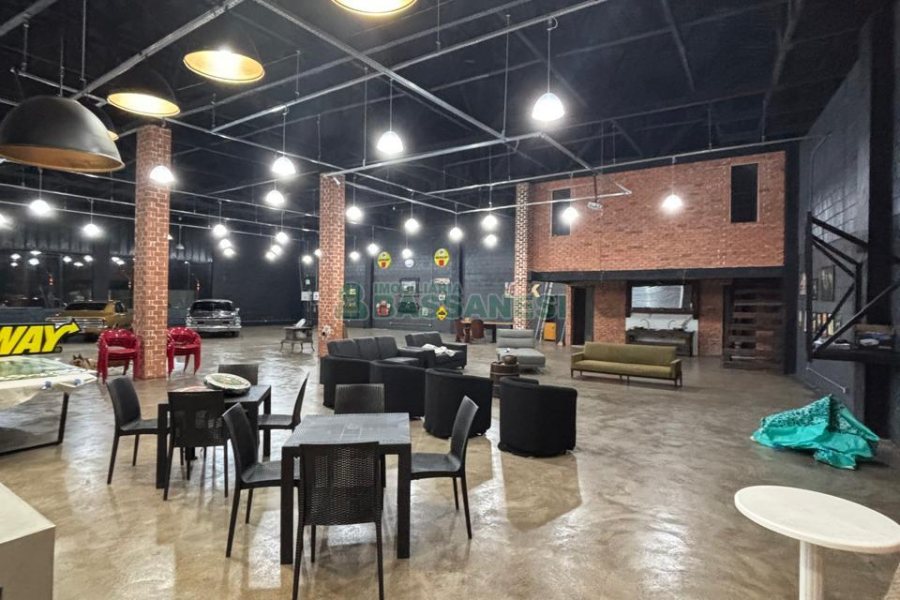 Pavilhão com 900m², no bairro São Luiz em Caxias do Sul para Alugar