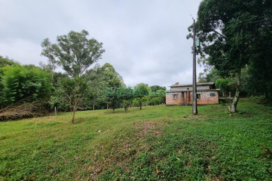 Chácara com 80m², 2 dormitórios, no bairro 3 Legua em Caxias do Sul para Comprar