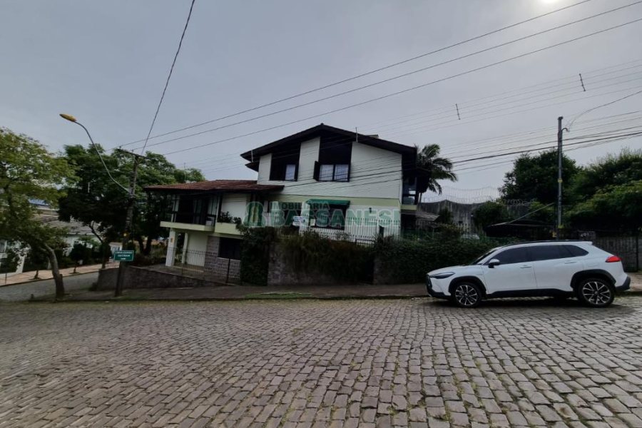 Casa com 304m², 4 dormitórios, no bairro Cinqüentenário em Caxias do Sul para Comprar