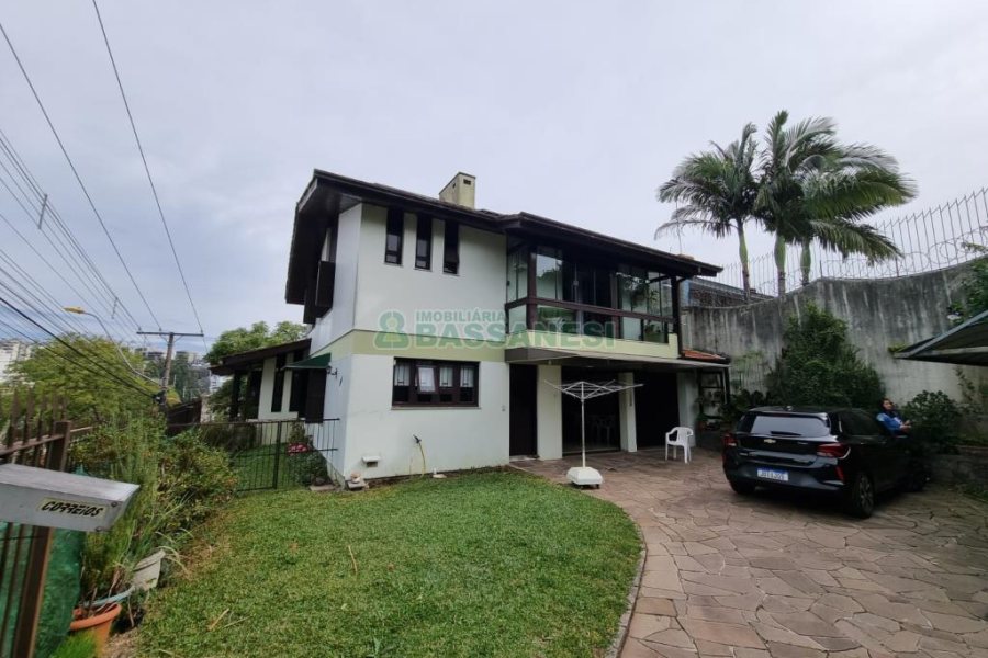 Casa com 304m², 4 dormitórios, no bairro Cinqüentenário em Caxias do Sul para Comprar