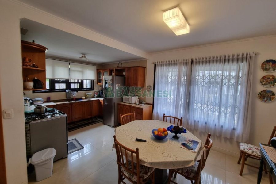 Casa com 304m², 4 dormitórios, no bairro Cinqüentenário em Caxias do Sul para Comprar