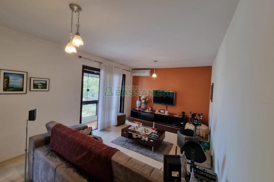 Casa com 304m², 4 dormitórios, no bairro Cinqüentenário em Caxias do Sul para Comprar