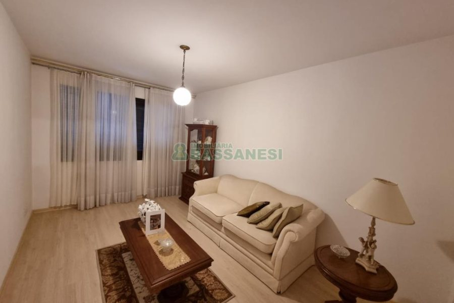 Casa com 304m², 4 dormitórios, no bairro Cinqüentenário em Caxias do Sul para Comprar