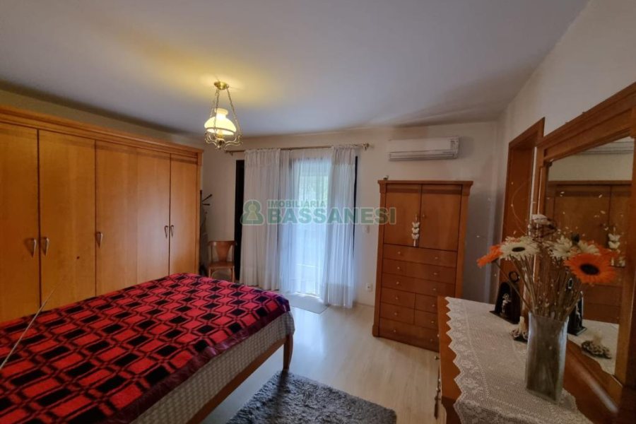 Casa com 304m², 4 dormitórios, no bairro Cinqüentenário em Caxias do Sul para Comprar