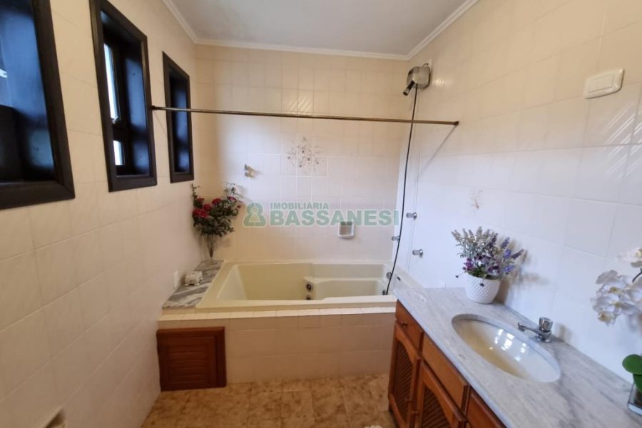 Casa com 304m², 4 dormitórios, no bairro Cinqüentenário em Caxias do Sul para Comprar