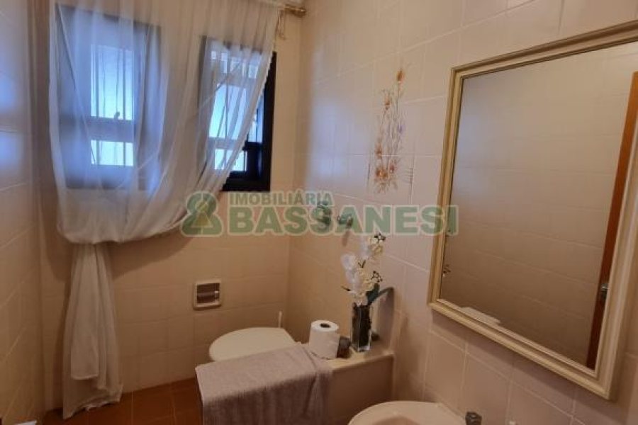 Casa com 304m², 4 dormitórios, no bairro Cinqüentenário em Caxias do Sul para Comprar