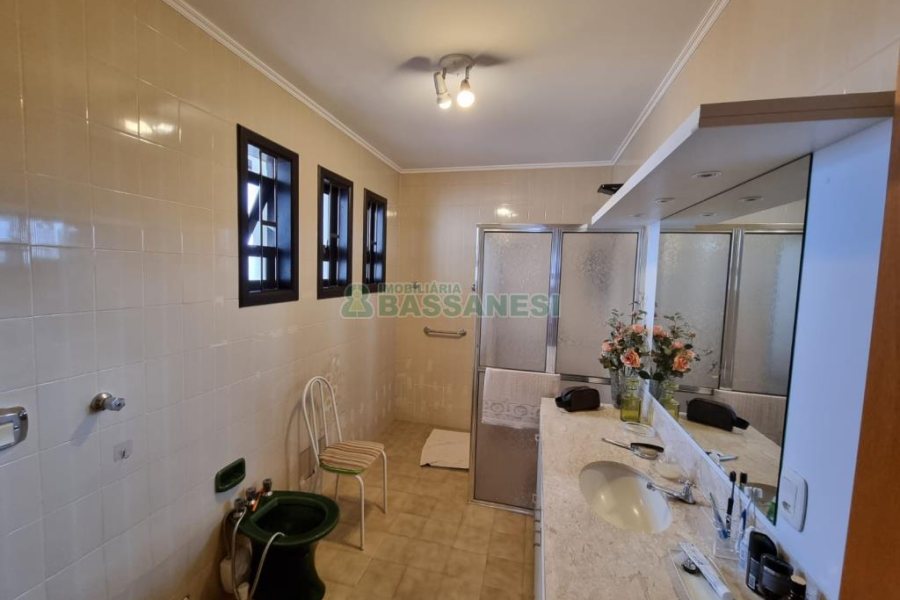 Casa com 304m², 4 dormitórios, no bairro Cinqüentenário em Caxias do Sul para Comprar