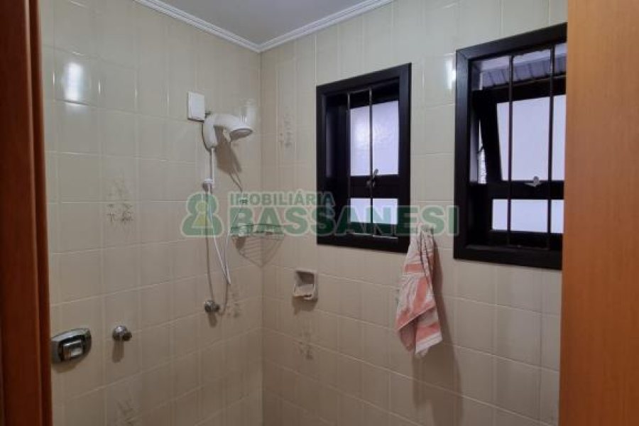 Casa com 304m², 4 dormitórios, no bairro Cinqüentenário em Caxias do Sul para Comprar