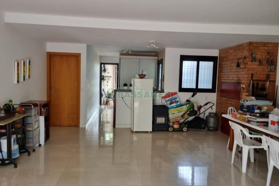 Casa com 304m², 4 dormitórios, no bairro Cinqüentenário em Caxias do Sul para Comprar