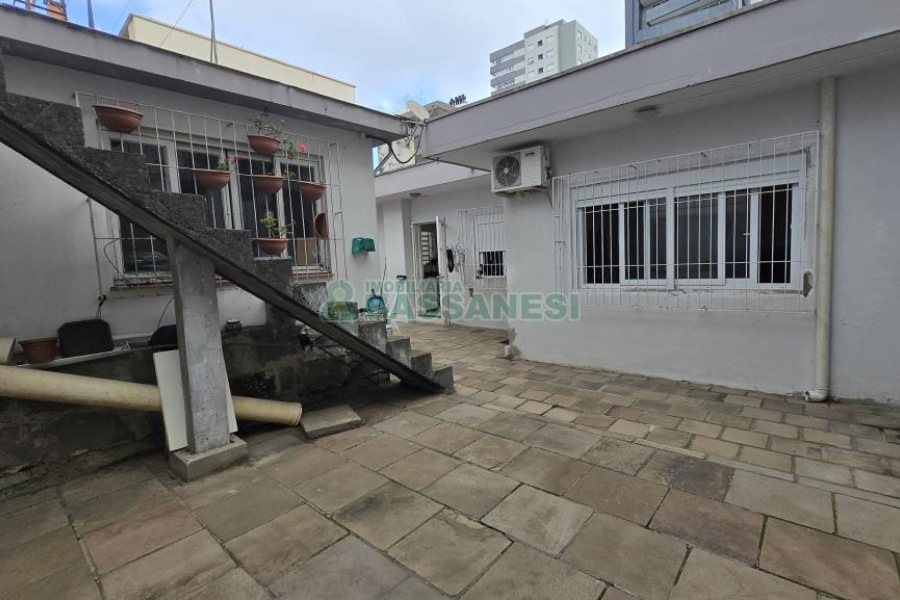 Casa com 184m², 3 dormitórios, 2 vagas, no bairro Exposição em Caxias do Sul para Comprar