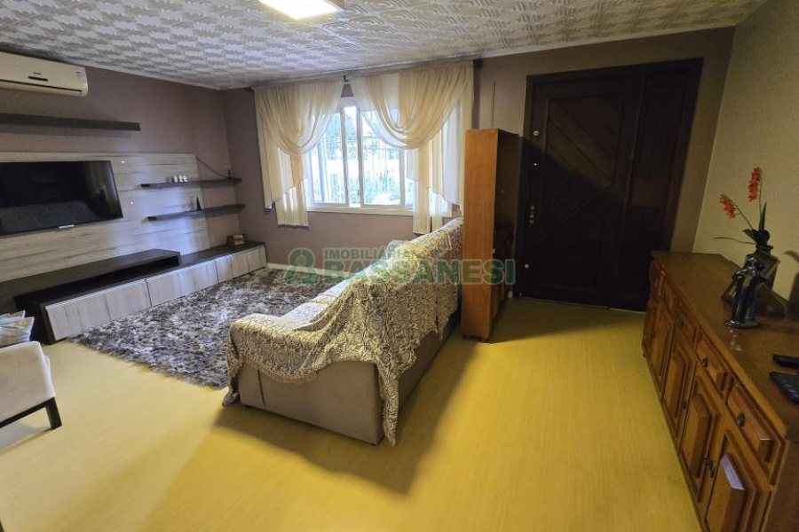 Casa com 184m², 3 dormitórios, 2 vagas, no bairro Exposição em Caxias do Sul para Comprar