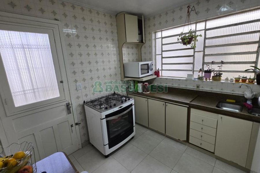 Casa com 184m², 3 dormitórios, 2 vagas, no bairro Exposição em Caxias do Sul para Comprar