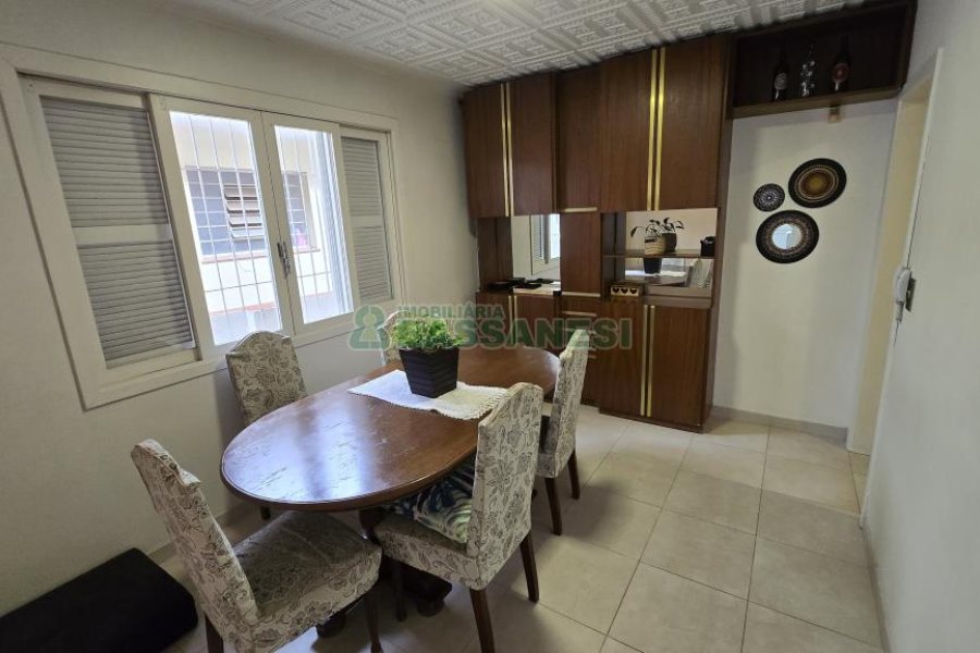 Casa com 184m², 3 dormitórios, 2 vagas, no bairro Exposição em Caxias do Sul para Comprar