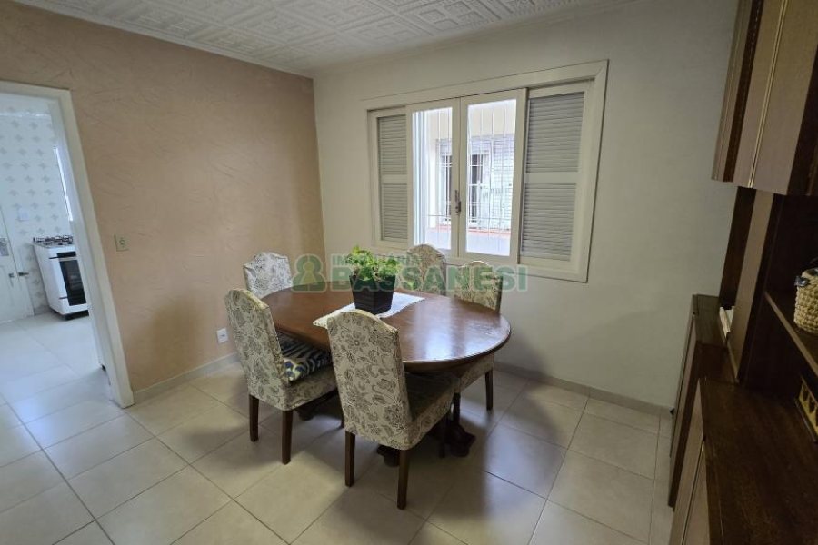 Casa com 184m², 3 dormitórios, 2 vagas, no bairro Exposição em Caxias do Sul para Comprar