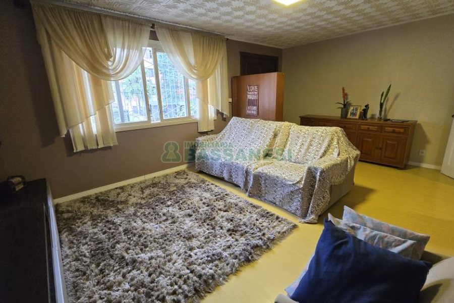 Casa com 184m², 3 dormitórios, 2 vagas, no bairro Exposição em Caxias do Sul para Comprar