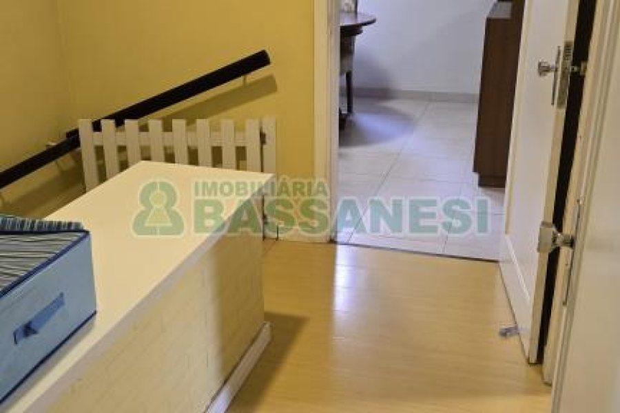 Casa com 184m², 3 dormitórios, 2 vagas, no bairro Exposição em Caxias do Sul para Comprar