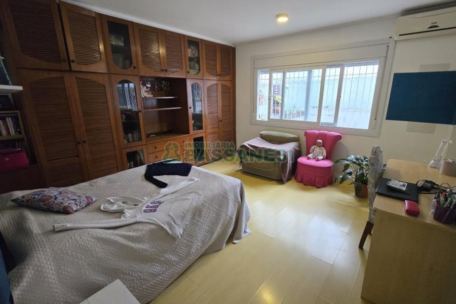 Casa com 184m², 3 dormitórios, 2 vagas, no bairro Exposição em Caxias do Sul para Comprar