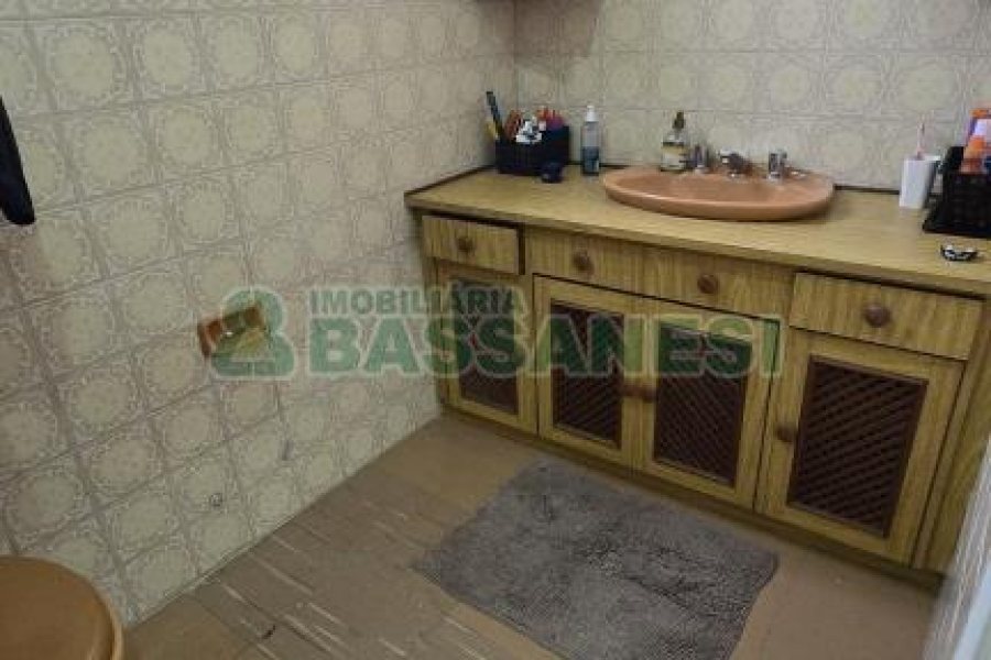 Casa com 184m², 3 dormitórios, 2 vagas, no bairro Exposição em Caxias do Sul para Comprar