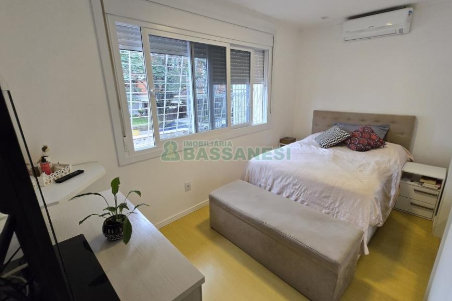 Casa com 184m², 3 dormitórios, 2 vagas, no bairro Exposição em Caxias do Sul para Comprar