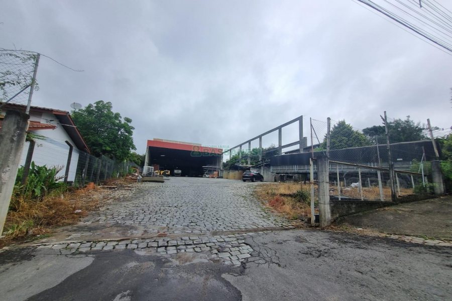 Pavilhão com 2532m², no bairro Sagrada Família em Caxias do Sul para Alugar ou Comprar