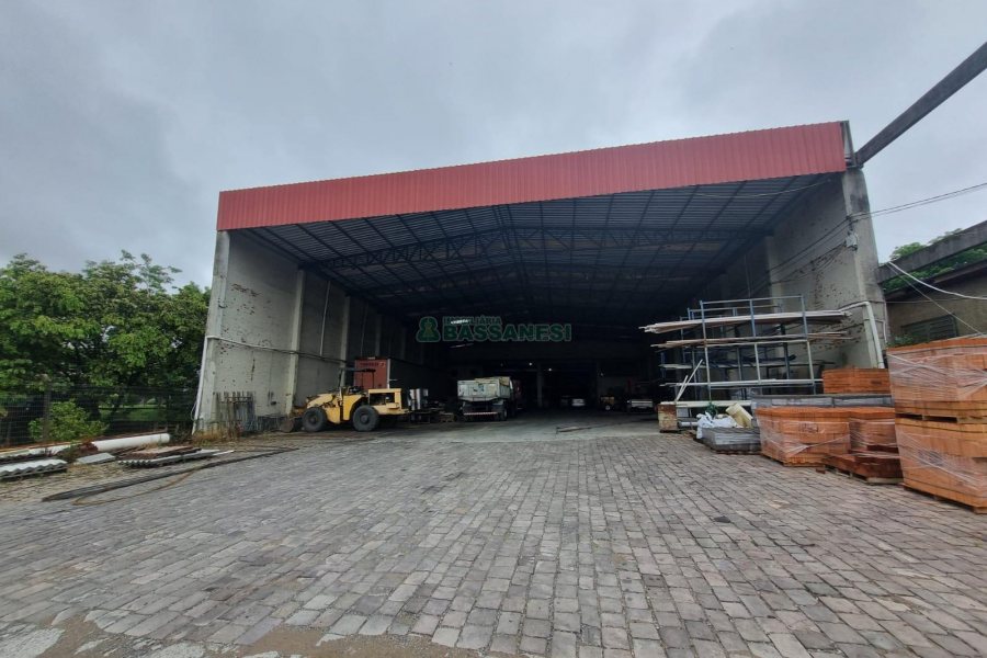 Pavilhão com 2532m², no bairro Sagrada Família em Caxias do Sul para Alugar ou Comprar