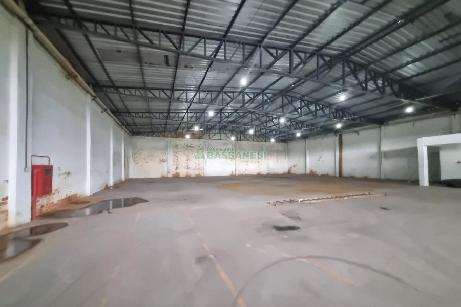Pavilhão com 2532m², no bairro Sagrada Família em Caxias do Sul para Alugar ou Comprar
