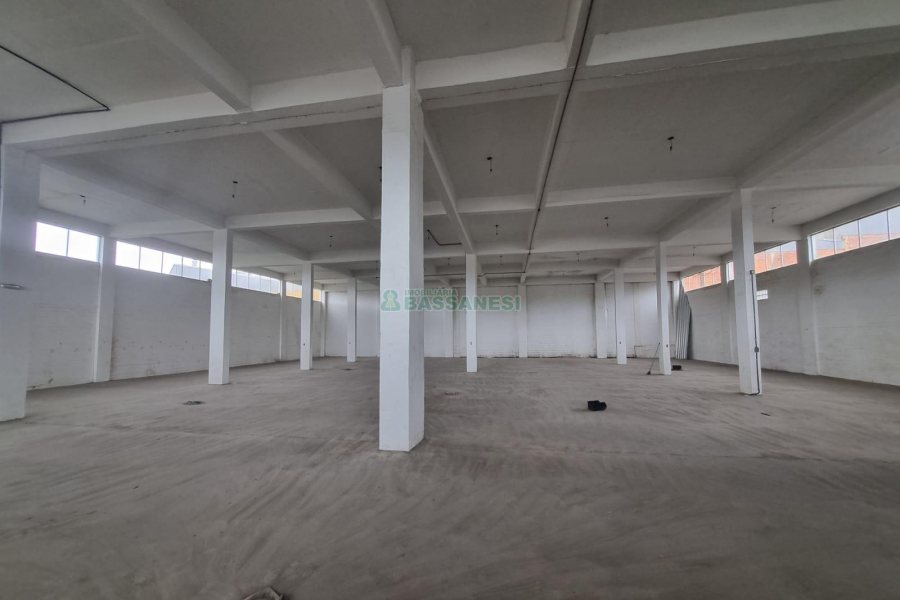 Pavilhão com 2532m², no bairro Sagrada Família em Caxias do Sul para Alugar ou Comprar