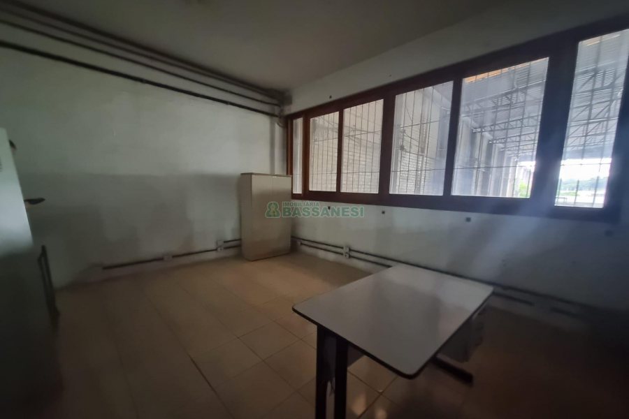 Pavilhão com 2532m², no bairro Sagrada Família em Caxias do Sul para Alugar ou Comprar