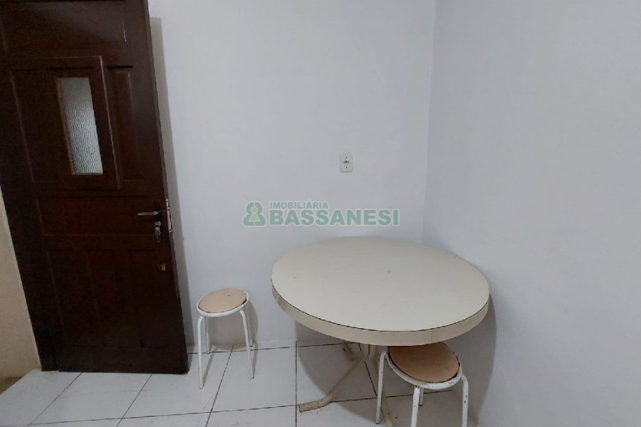 Kitinete Mobiliado com 40m², 1 dormitório, no bairro Centro em Caxias do Sul para Alugar