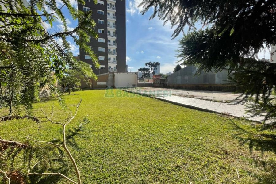Terreno com 680m², no bairro Madureira em Caxias do Sul para Comprar