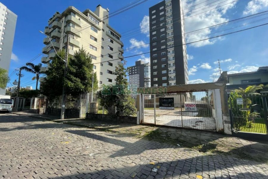 Terreno com 680m², no bairro Madureira em Caxias do Sul para Comprar