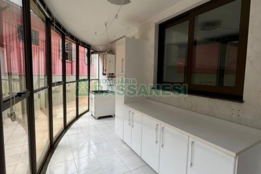 Apartamento com 260m², 3 dormitórios, 2 vagas, no bairro Rio Branco em Caxias do Sul para Comprar