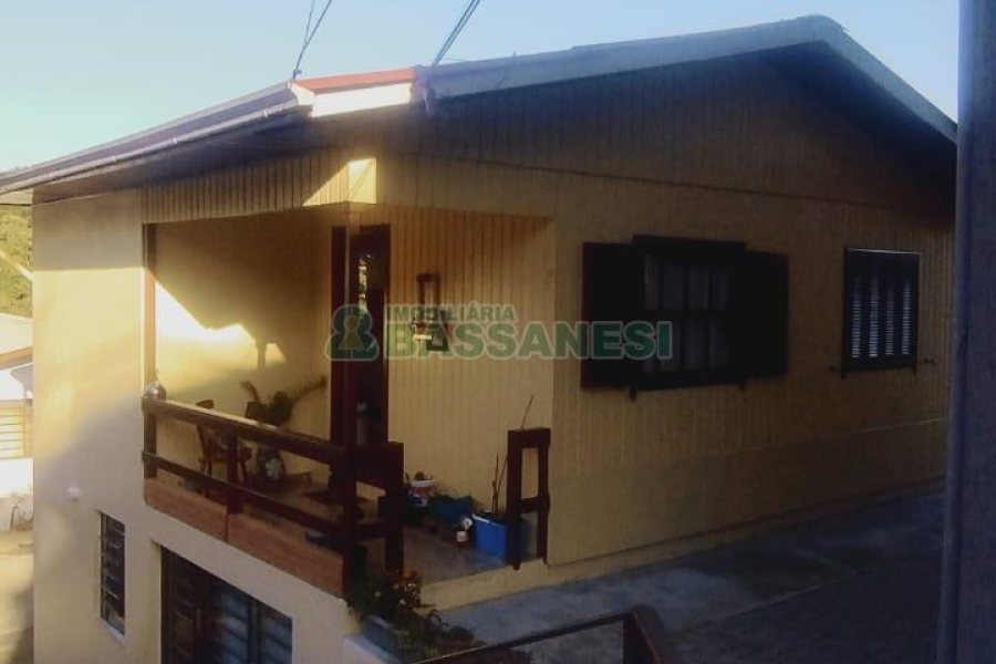 Casa com 60m², 3 dormitórios, 4 vagas, no bairro Desvio Rizzo em Caxias do Sul para Comprar