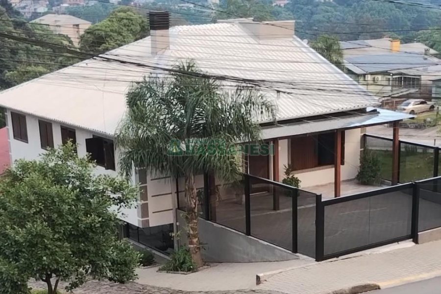 Casa com 60m², 3 dormitórios, 4 vagas, no bairro Desvio Rizzo em Caxias do Sul para Comprar
