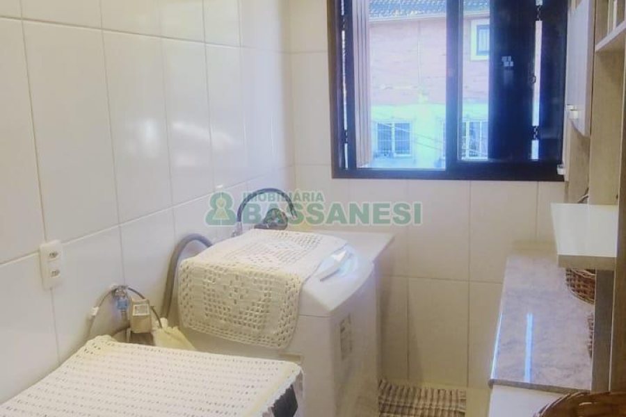 Casa com 60m², 3 dormitórios, 4 vagas, no bairro Desvio Rizzo em Caxias do Sul para Comprar