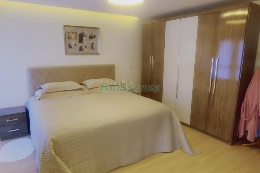 Casa com 60m², 3 dormitórios, 4 vagas, no bairro Desvio Rizzo em Caxias do Sul para Comprar